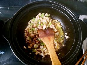 倒入葱花和花椒粉翻炒