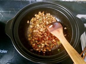 炒出香味儿之后，倒入一点酱油提香调色
