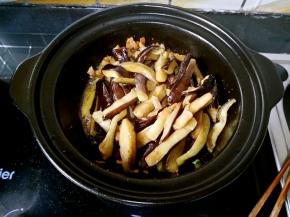 把前面炒好的茄子条倒进锅中，放盐。