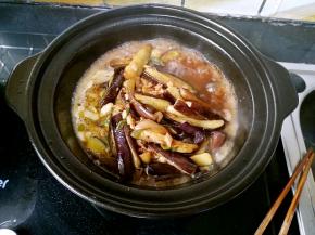 添水，不必提前烧好热水那么麻烦，冷水就可以，因为这款浅煲是可以接受急冷急热的嘛！