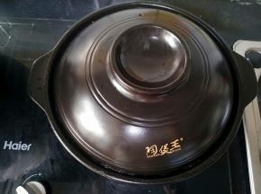 盖上盖子煮一会儿，让茄子条更软烂一些。