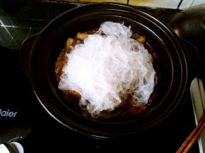 在汤汁渐少的时候把提前泡软的粉丝放进去