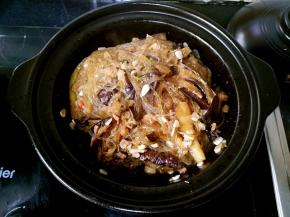 放蒜片进去翻炒，加入少许味精，这个时候已经香味扑鼻了。