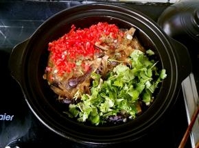 把红辣椒末和香菜段铺在最上面