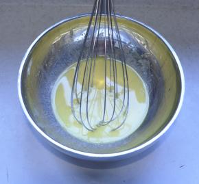 2.将玉米油和牛奶混合搅拌均匀，液体看不到表面的油花