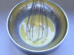 2.将玉米油和牛奶混合搅拌均匀，液体看不到表面的油花