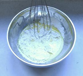 3.筛入准备好的蛋糕粉，搅拌均匀