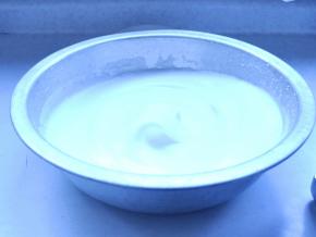 6、把分离的蛋清里加入2滴白醋，分3次加入白糖打发至湿性发泡