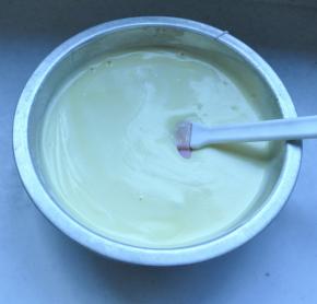 7、取1/3打发好的蛋白加入蛋黄糊里，翻拌均匀后倒回蛋白里继续翻拌均匀