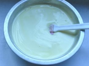 7、取1/3打发好的蛋白加入蛋黄糊里，翻拌均匀后倒回蛋白里继续翻拌均匀