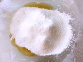 加入过筛的低筋面粉，搅拌均匀