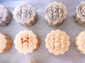 全部包好后，用喷水壶喷点水，静置10分钟，烤箱预热180度