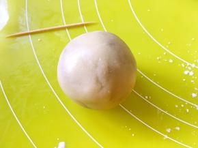 之后手上沾点玉米淀粉，将月饼搓圆，如果有气泡，可以用牙签挑破，之后再压紧