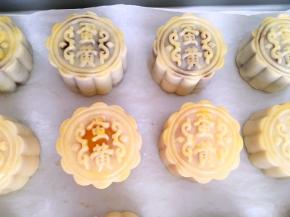 取出，同样的方法再刷一次蛋黄液，之后入烤箱180度烤15分钟