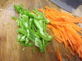 胡萝卜去皮洗净切丝，青椒切开去籽，切成丝备用。