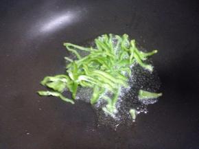 锅进而倒入适量的油，等油热后倒入青椒