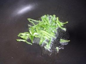 锅进而倒入适量的油，等油热后倒入青椒