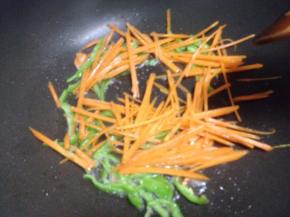 炒香后加入胡萝卜丝翻炒透（大约两分钟）
