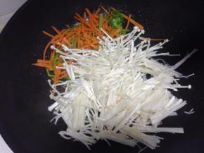 加入金针菇翻炒几下，15秒这样就可以了