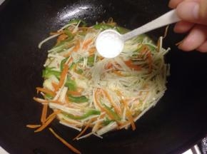 加入适量的盐调味即可。