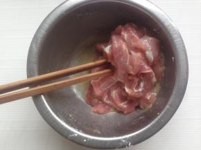 瘦肉切片用油、盐、糖、生抽、料酒和生粉调好味道