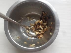 蒜剁成蓉，加上豆豉拌在一起