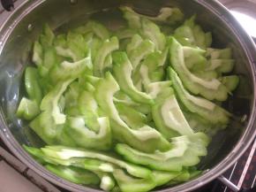 锅里的水烧开后，倒入苦瓜片