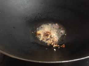 热锅下油，下蒜蓉豆豉