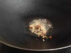 热锅下油，下蒜蓉豆豉