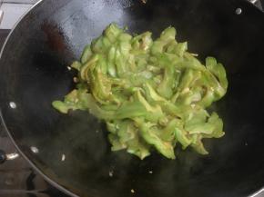 翻炒变色，盖锅盖，大概两分钟