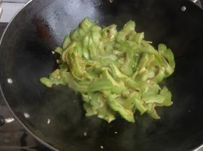 翻炒变色，盖锅盖，大概两分钟