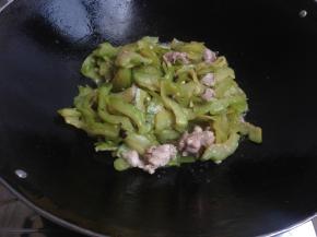 倒入炒好的苦瓜片翻炒两下