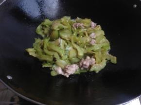 倒入炒好的苦瓜片翻炒两下
