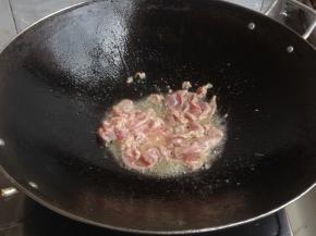 热锅下油放肉片，翻炒，可以加一点点水，加鲍鱼汁，盖上锅盖，煮差不多两分钟