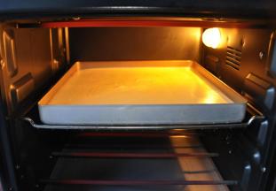 9、放入提前预热好的烤箱，上下火160度中层，烤20分钟