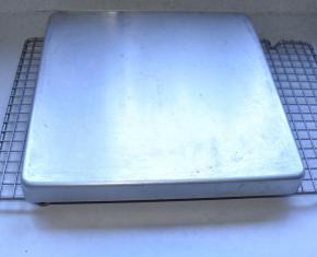 10、取出烤盘倒扣，晾凉至有余温