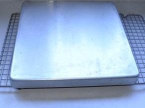 10、取出烤盘倒扣，晾凉至有余温