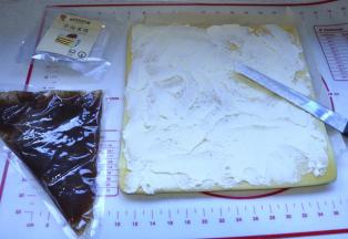 11、将淡奶油加入10克白糖打发，抹在铺了油纸的蛋糕上