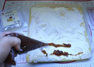 12、在奶油上挤满草莓果酱抹平