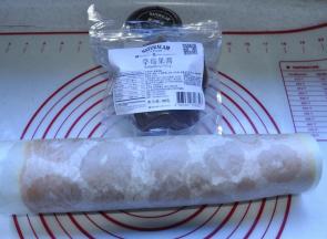 13、将其用擀面杖卷起，放入冰箱冷藏1小时，定型后就可食用