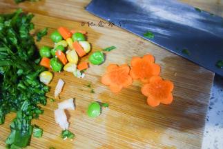 胡萝卜用模具压花或者切粒、虾仁剥好备用