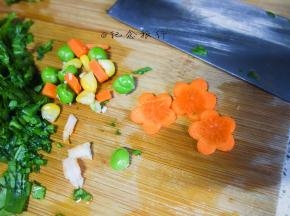 胡萝卜用模具压花或者切粒、虾仁剥好备用