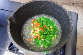 将蔬菜全部放入锅里煮一下