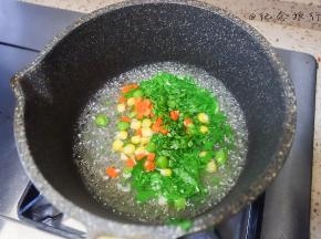 将蔬菜全部放入锅里煮一下