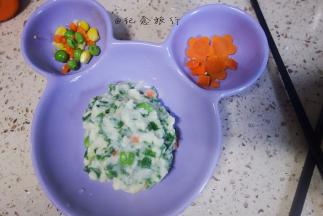 装盘、放一些蔬菜给孩子当手指食物