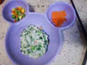 装盘、放一些蔬菜给孩子当手指食物