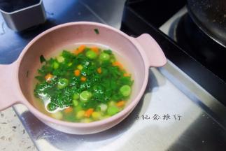 盛出晾凉备用，要是孩子小可以把这些全部用料理机打成泥拌米糊就可以给刚吃辅食的孩子吃了，前提是对这些食物不过没哦