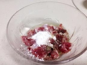 肉切成片加入淀粉、胡椒粉、少许食盐、料酒、蛋清这些调料，然后抓均匀，腌渍10分钟。