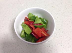 青红椒洗净切好备用