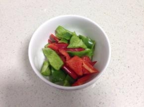 青红椒洗净切好备用